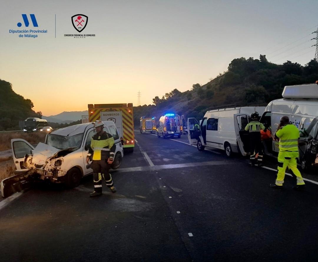 Dos heridos en un choque entre una furgoneta y un vehículo de mantenimiento en Estepona
