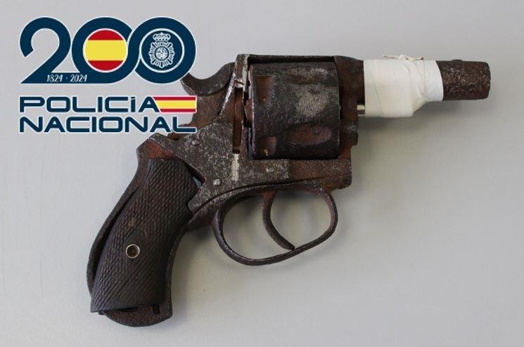 Detenido tras intentar deshacerse de un revólver cuando se percató de presencia policial