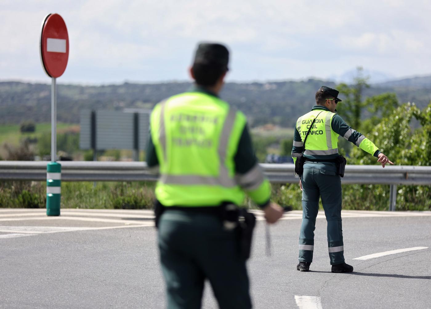 Un fallecido y un herido tras la salida de vía en la A-92 en Carmona de un turismo