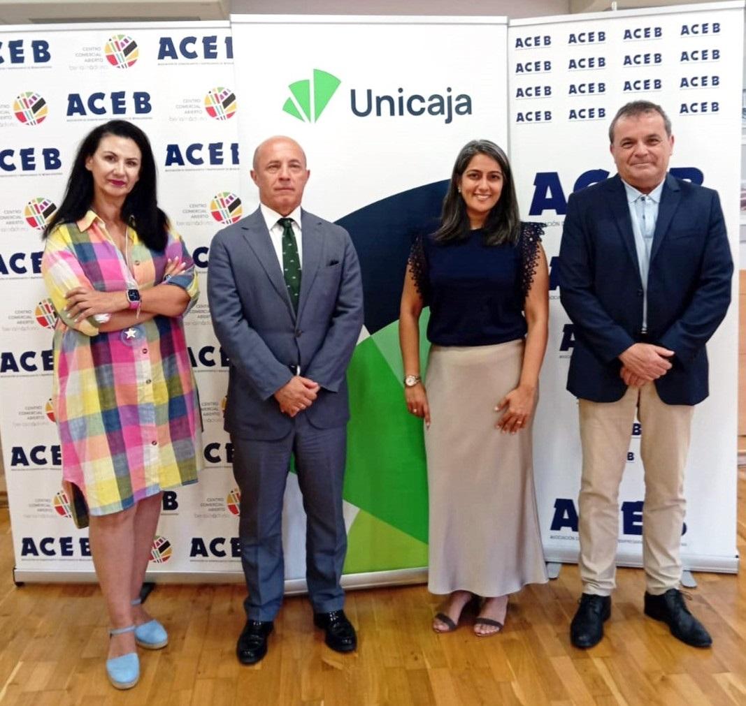 Unicaja ofrece sus servicios y productos adaptados a empresarios de Benalmádena 