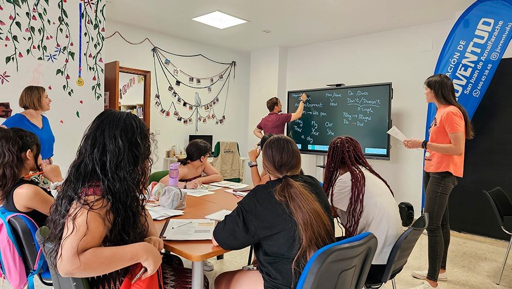 El Centro Juvenil de San Juan de Aznalfarache acoge talleres de apoyo escolar este verano