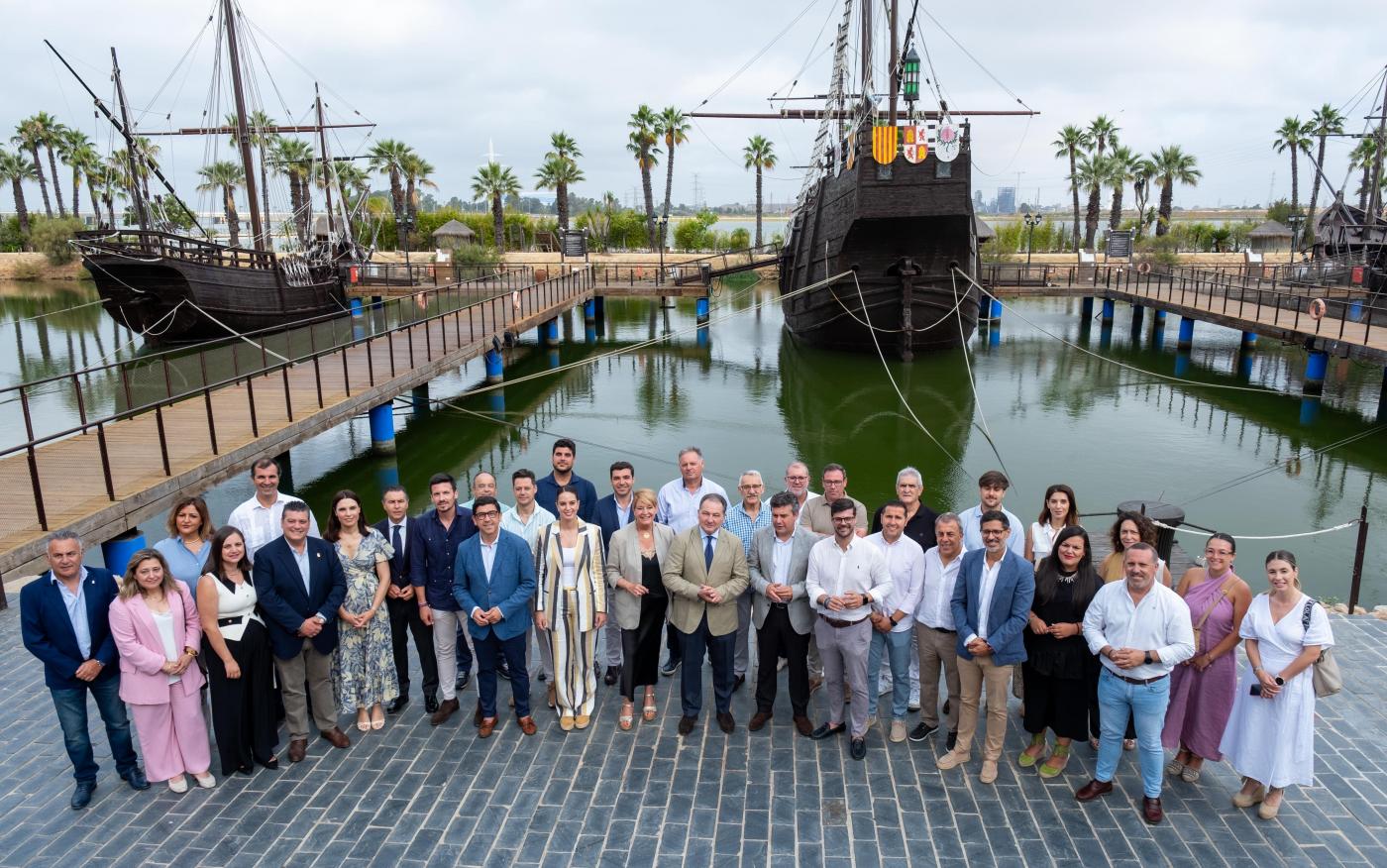 Foto de familia tras la firma de los convenios. - VH