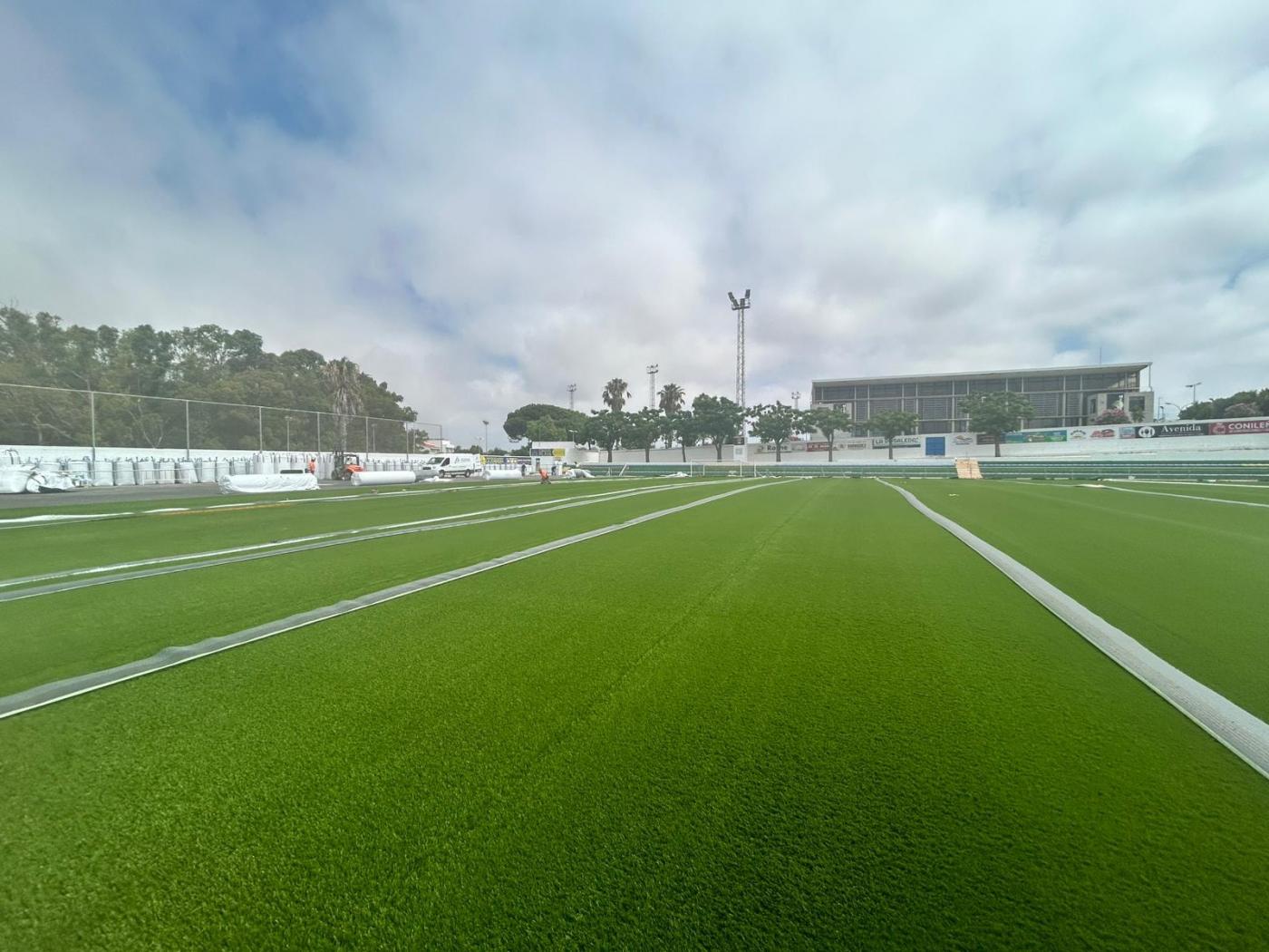Conil 'renueva el césped y mejora el campo de fútbol' para cumplir con la Tercera División