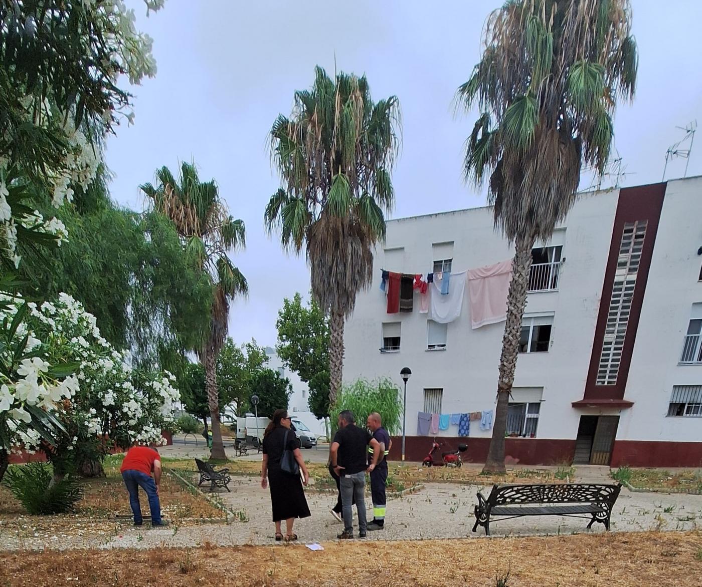 El Ayuntamiento de Conil se compromete a mejorar la Plaza América tras la protesta vecinal