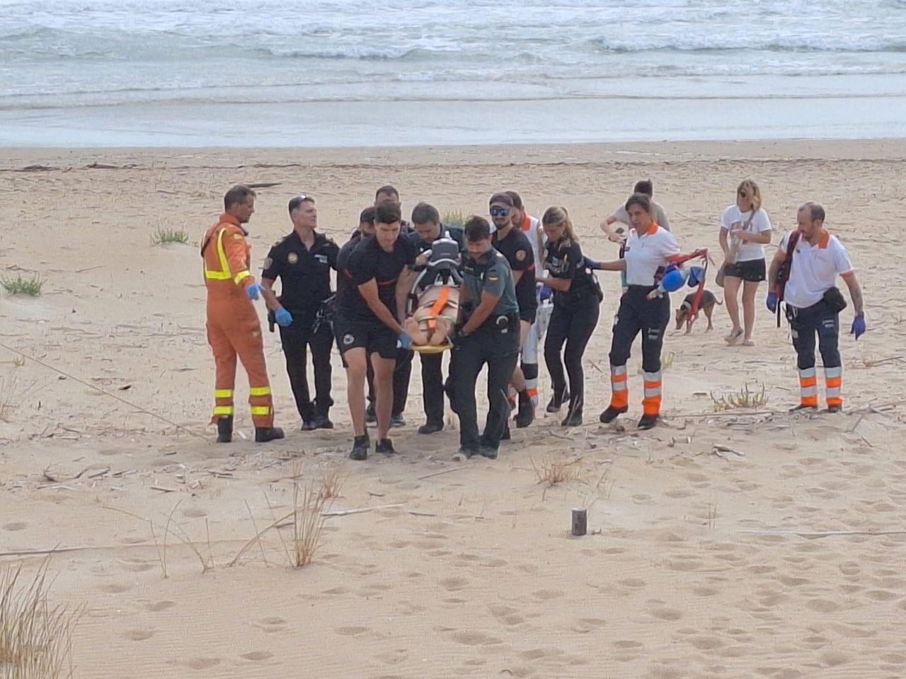Recuperan a un hombre en parada cardiorrespiratoria por ahogamiento en una playa de Oliva