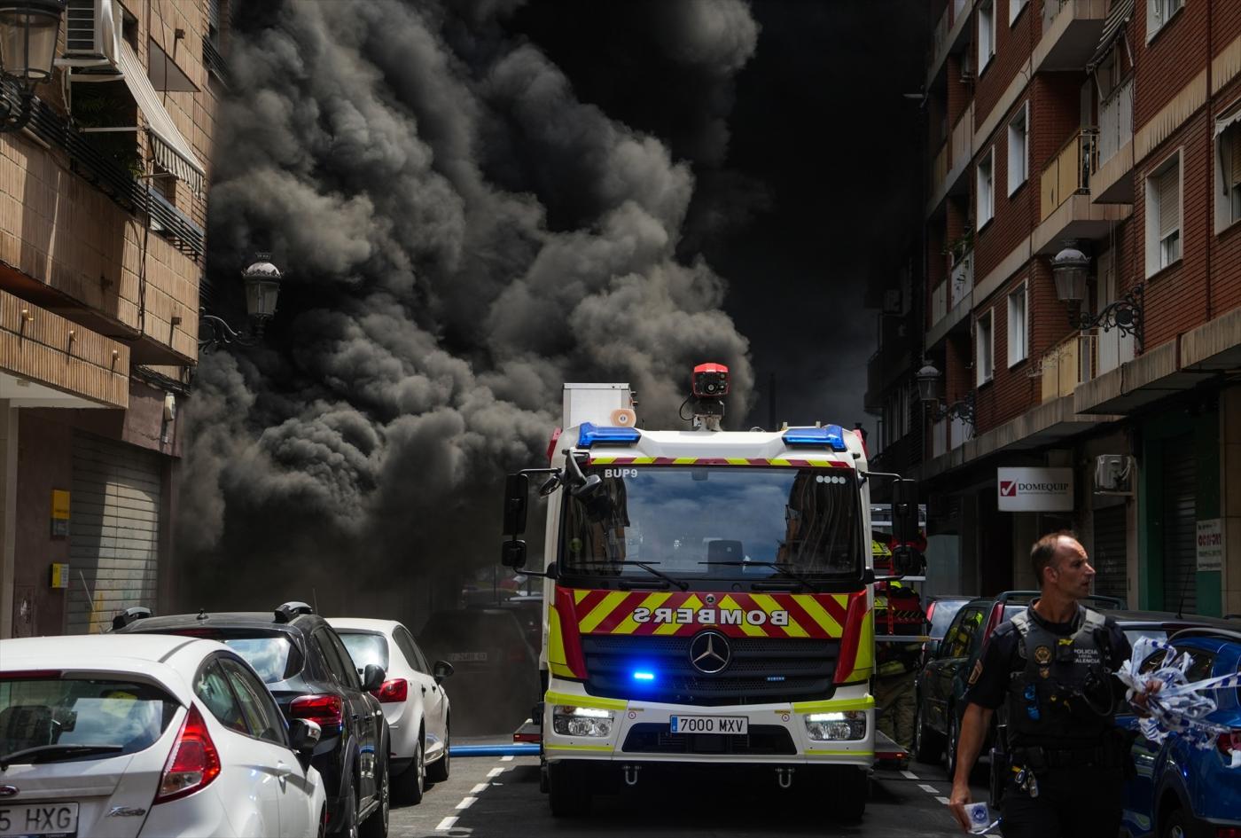 Controlado el incendio en un local de Valencia y ascienden a 17 los atendidos