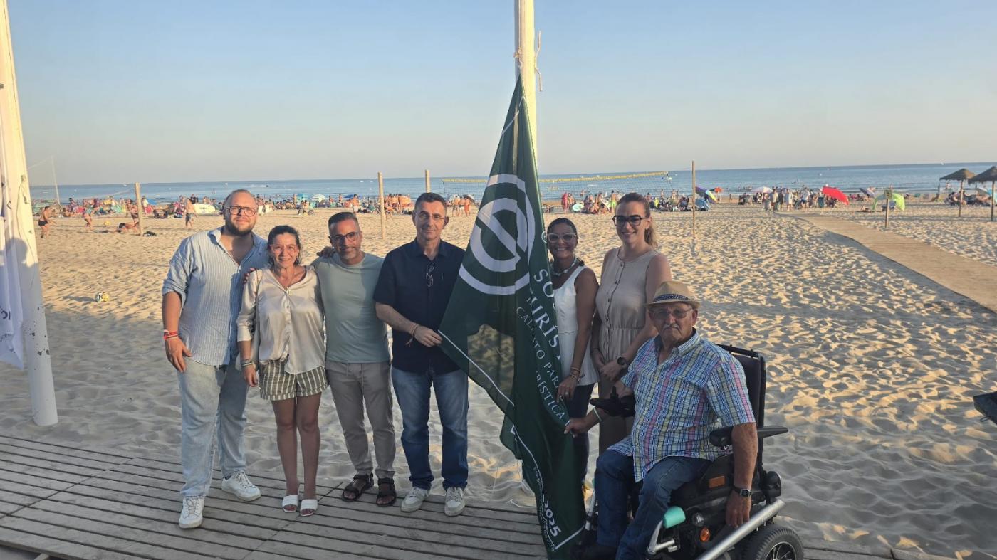 Barbate presume de calidad y sostenibilidad con las banderas Q y S en sus playas