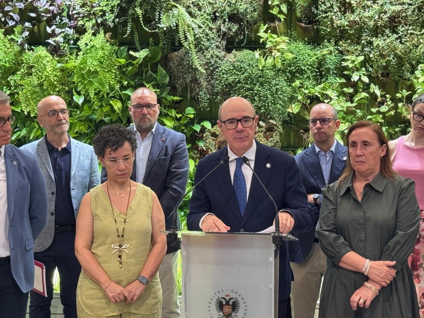 El rector piensa dejar presentado esta semana el recurso al informe sobre el Grado de IA