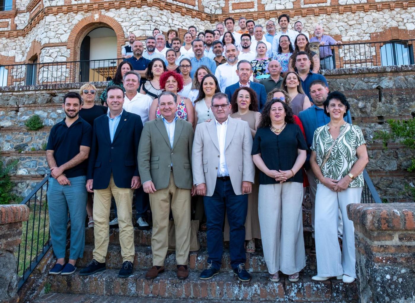 Foto de familia tras la firma de los convenios. - VH