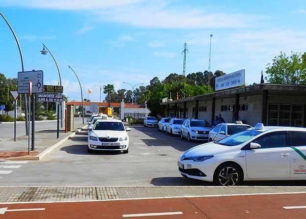Representantes municipales y del sector del taxi debaten posibles mejoras en el servicio