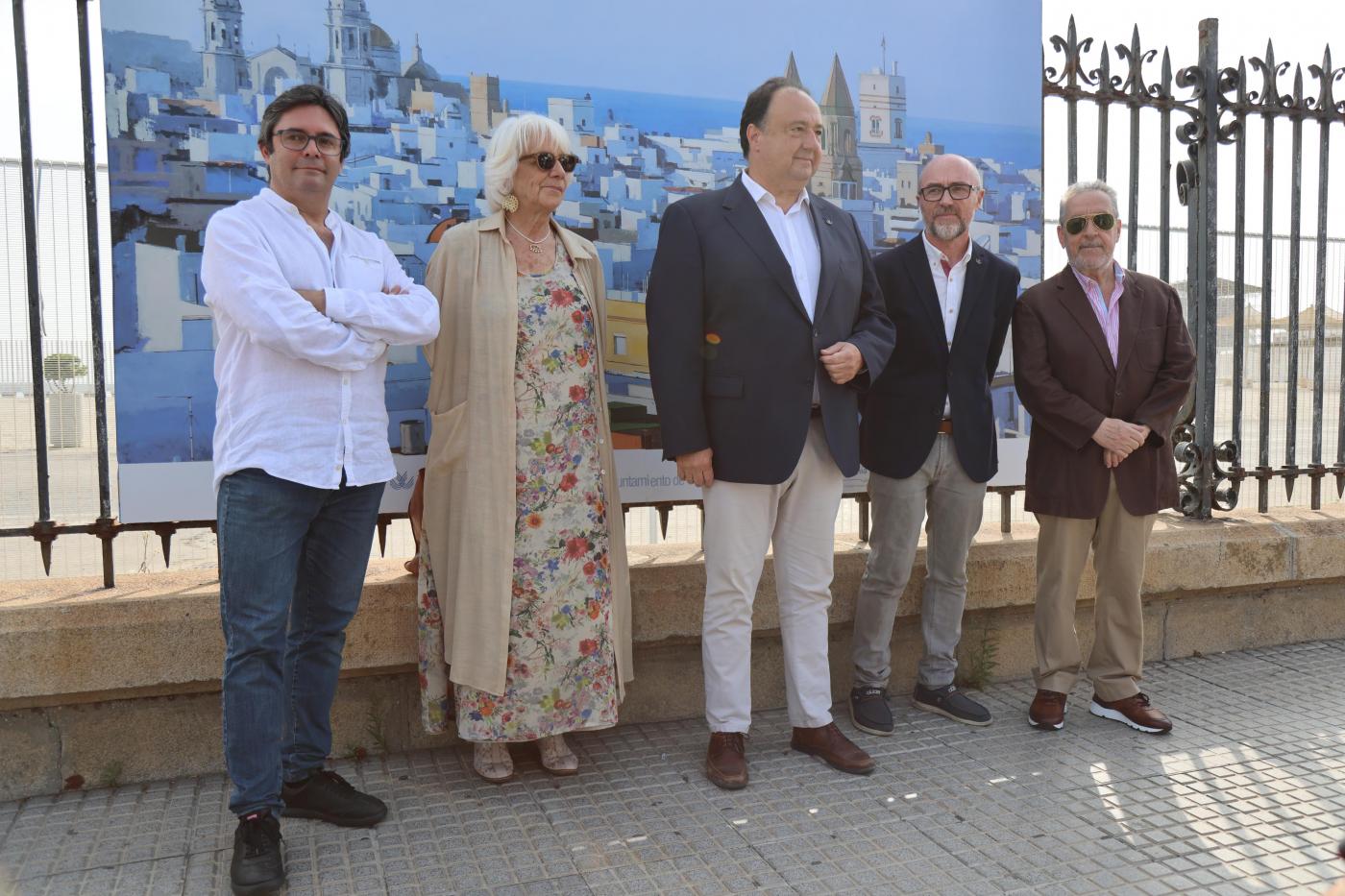 La UCA homenajea sus cursos de verano con una exposición en la reja del muelle