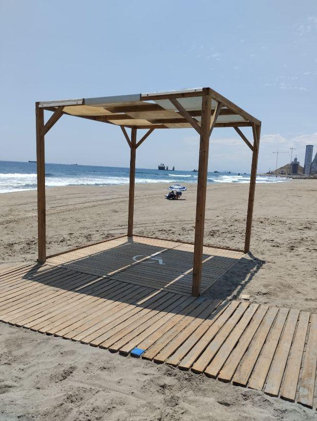 Añaden nuevos equipamientos para personas con movilidad reducida en playas de La Línea
