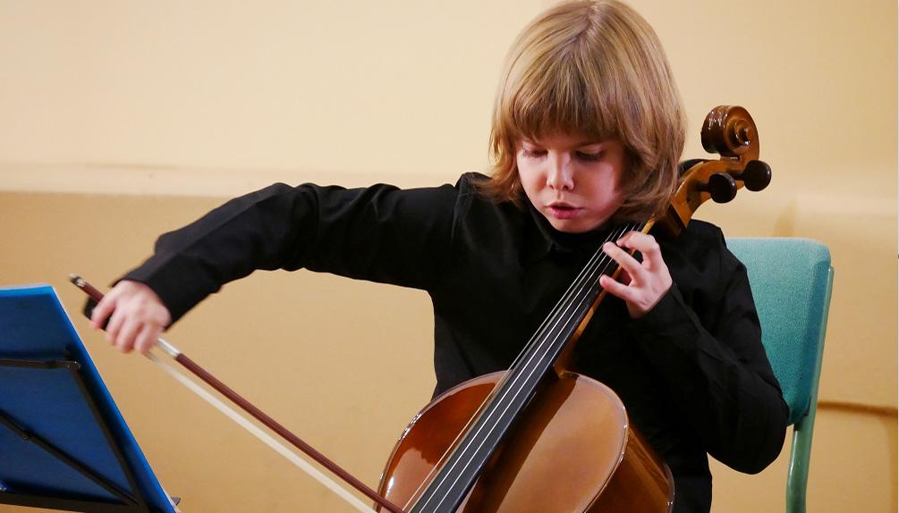 Rubén Montes toca el violonchelo.  - 