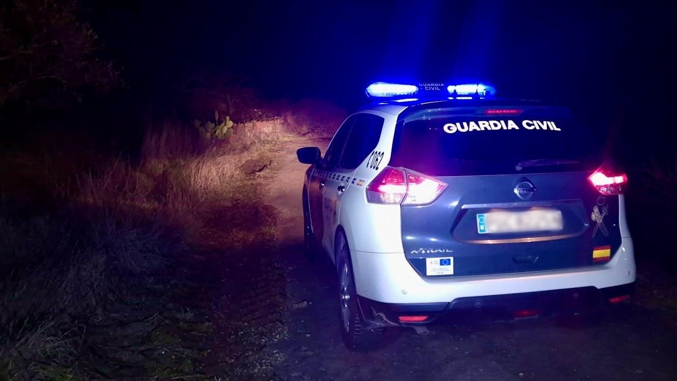 Vehículo de la Guardia Civil, en el sendero. - AI