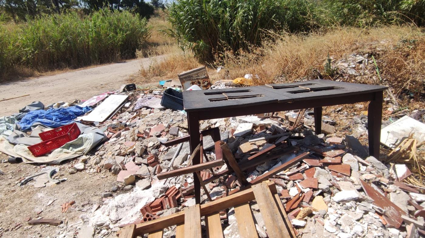 Acumulación de vertidos ilegales junto al río Guadalete