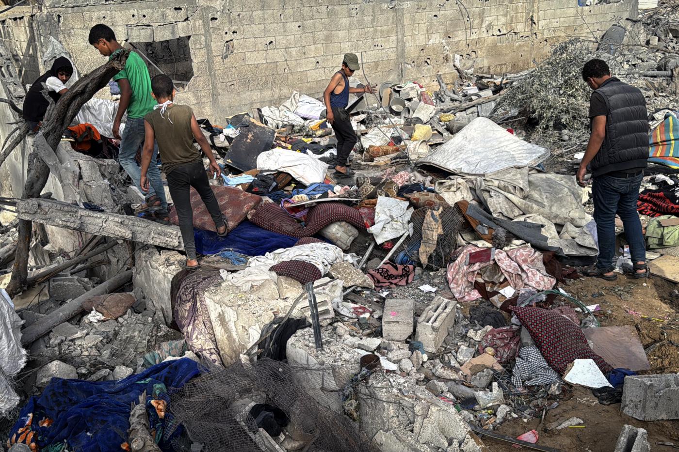 Palestinos inspeccionan los restos de una vivienda bombardeada. - EP