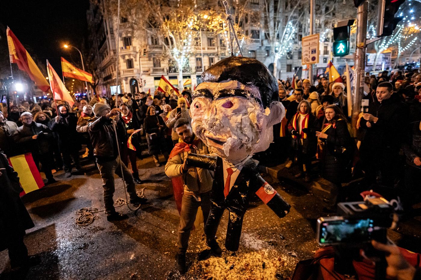 La Audiencia de Madrid reabre la causa sobre el muñeco de Pedro Sánchez apaleado en Ferraz