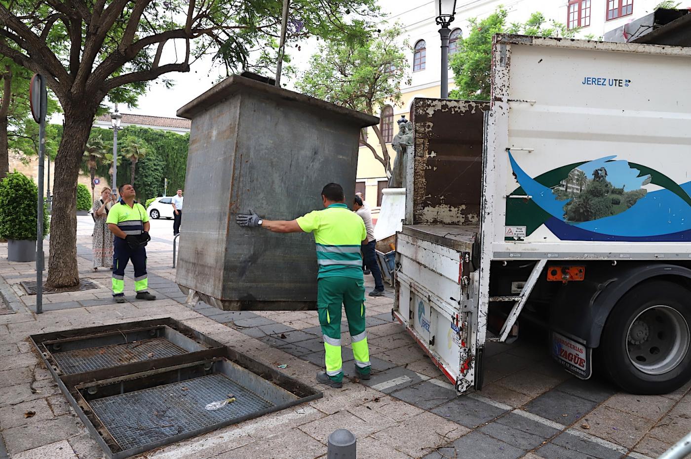 Los contenedores soterrados en la plaza de La Merced de Jerez pasan a la historia