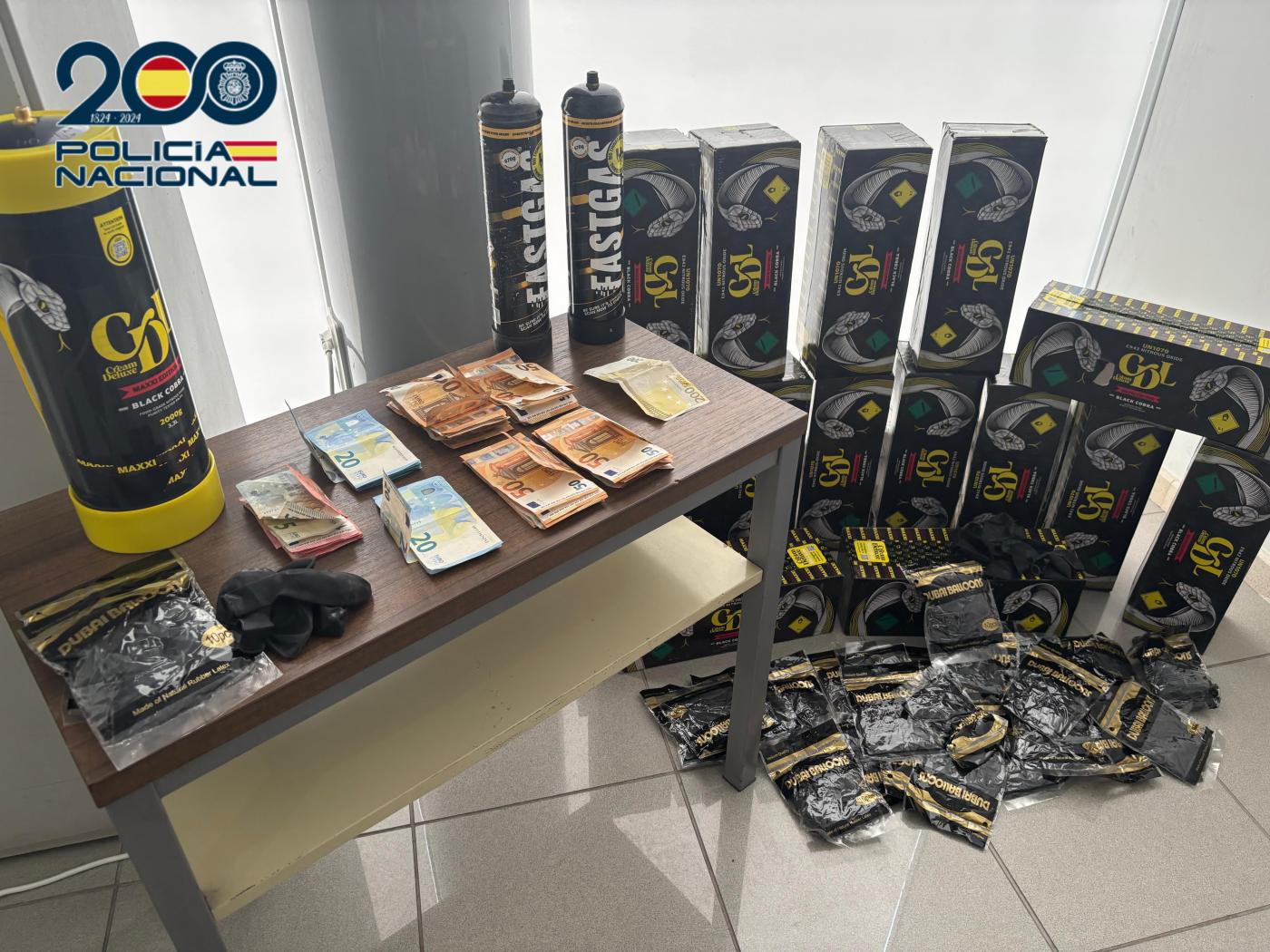 La Policía Nacional de Ronda detiene a tres jóvenes con 18 botellas de gas de la risa 