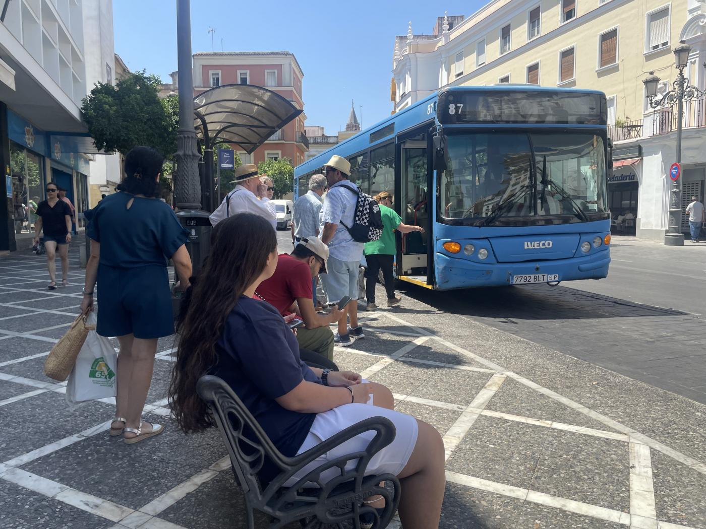 Los vecinos de la zona sur de Jerez se suman al malestar por el servicio de autobuses