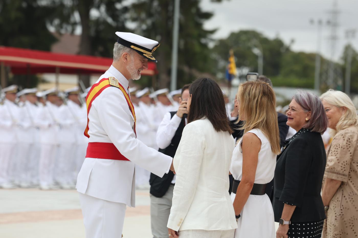 Almudena Martínez saluda al Rey Felipe VI en San Fernando. - VIVA