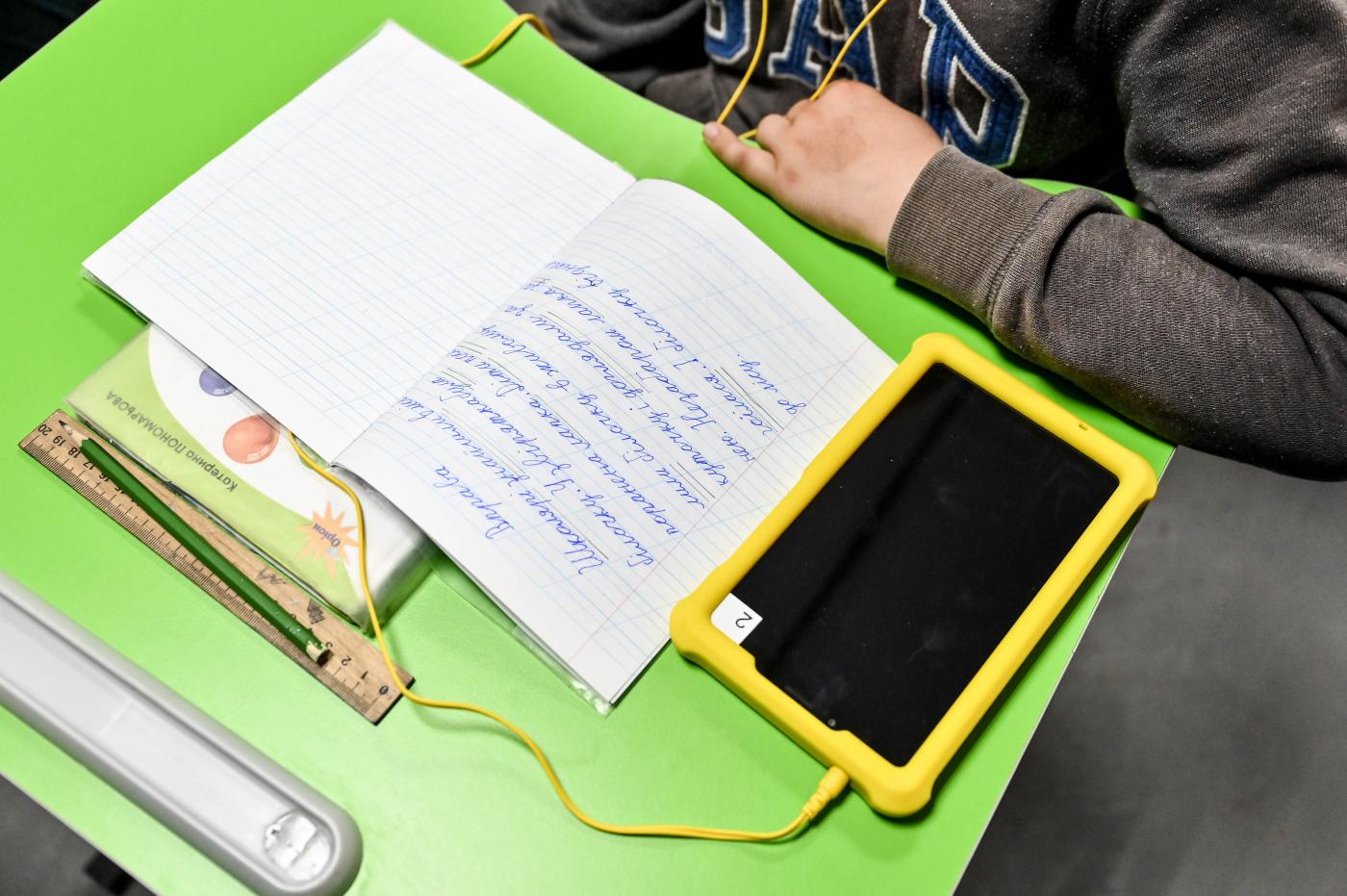 Francia prohíbe el uso de pantallas en escuelas a los más pequeños