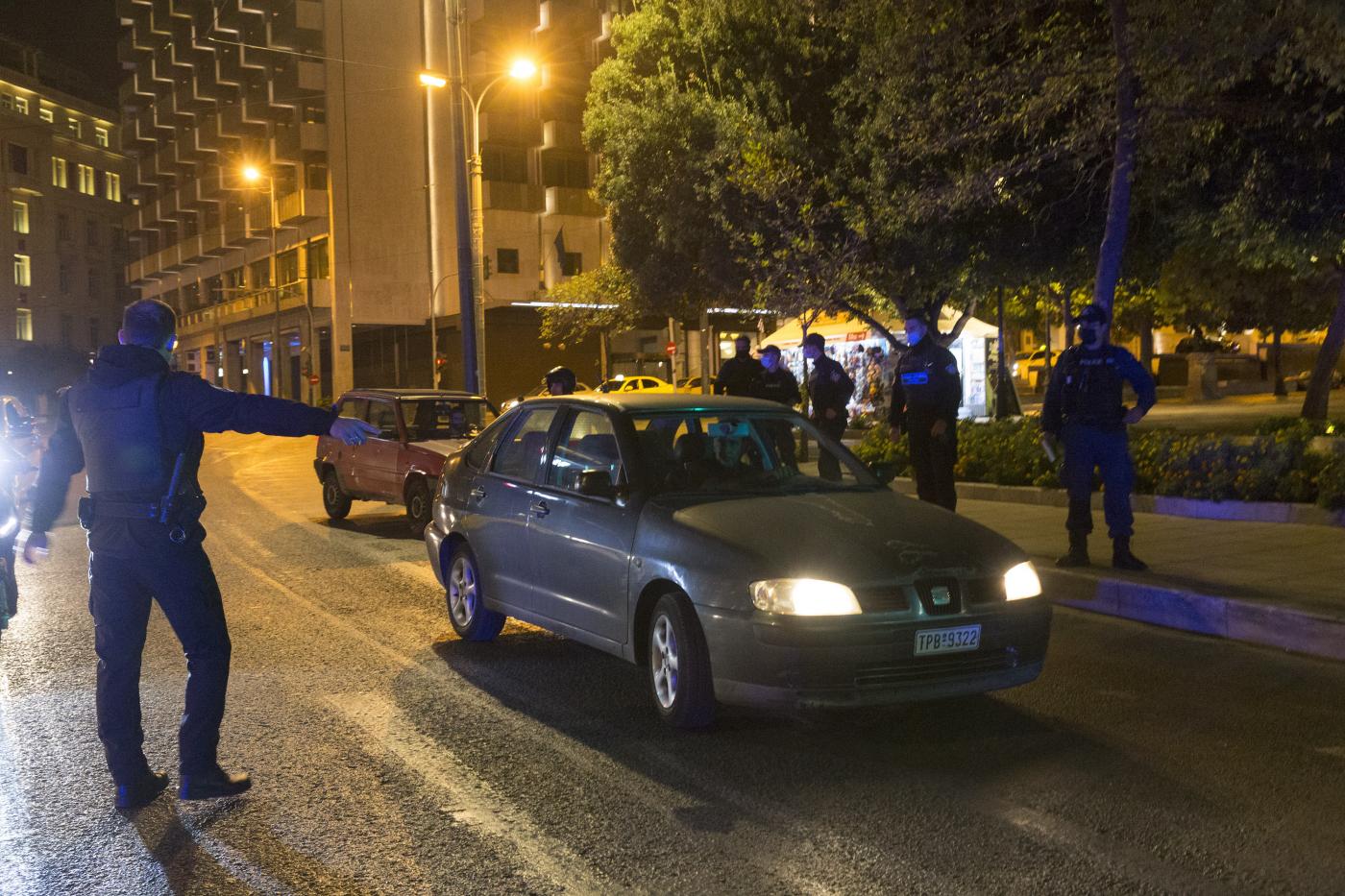 Casi 12 heridos en el centro de Atenas al estrellarse un vehículo contra un restaurante