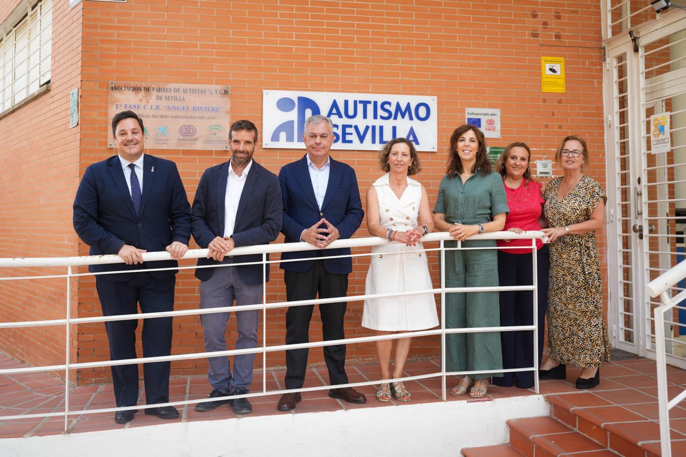 Sanz destaca la labor ejemplar de Autismo Sevilla durante su visita institucional