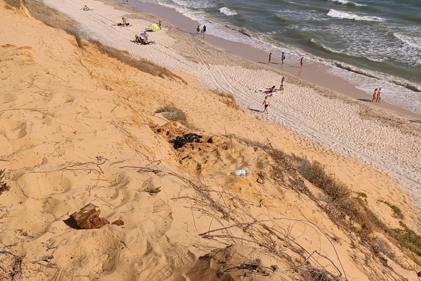 Rescatan a un joven tras quedar sepultado un acantilado de Matalascañas