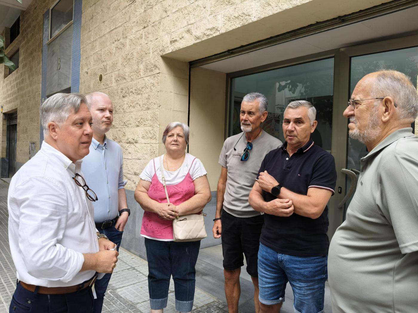Torres y Ortega, durante su encuentro con los vecinos. - VIVA