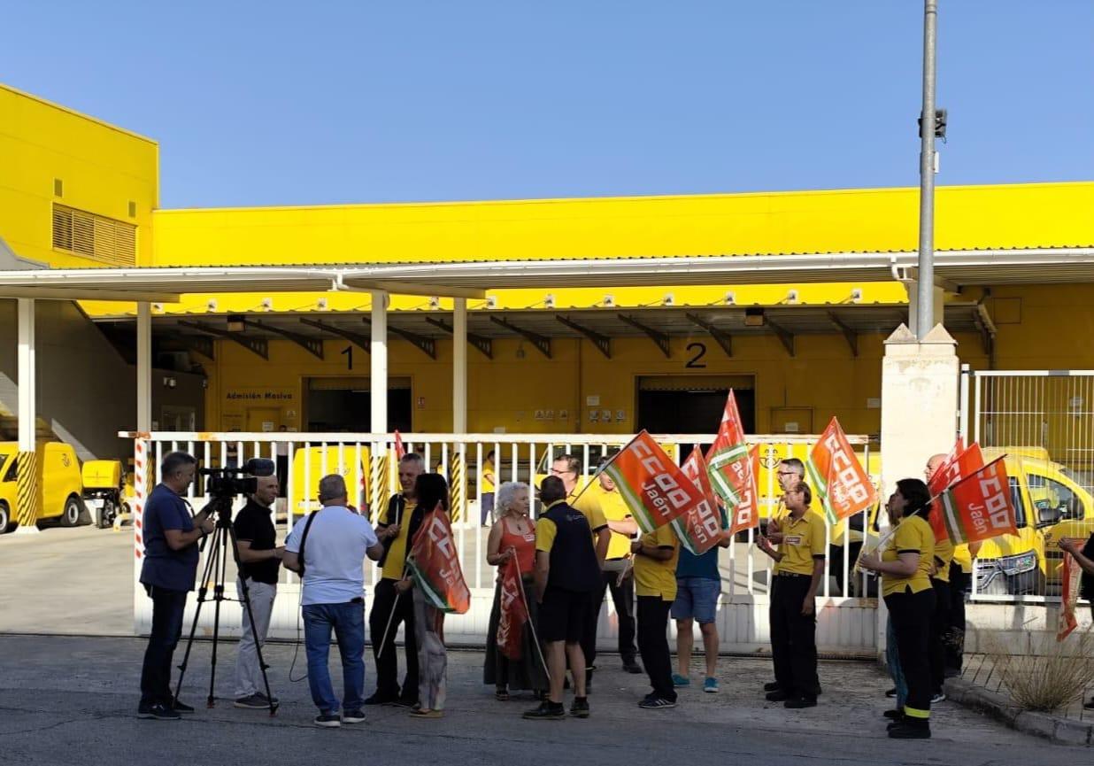 Manifestantes en la central del Polígono Los Olivares. - Comisiones Obreras