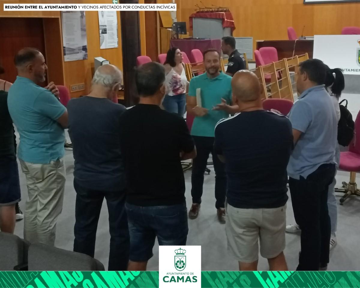 El Ayuntamiento de Camas se reúne con vecinos afectados por los okupas de Joaquín Turina 