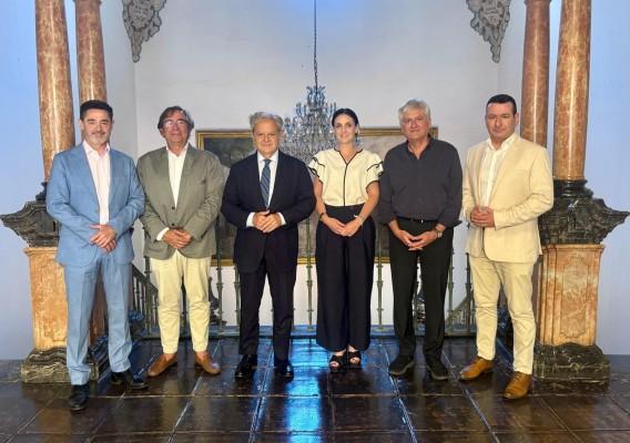 Imagen de los representantes de las instituciones previa a la reunión. - AI