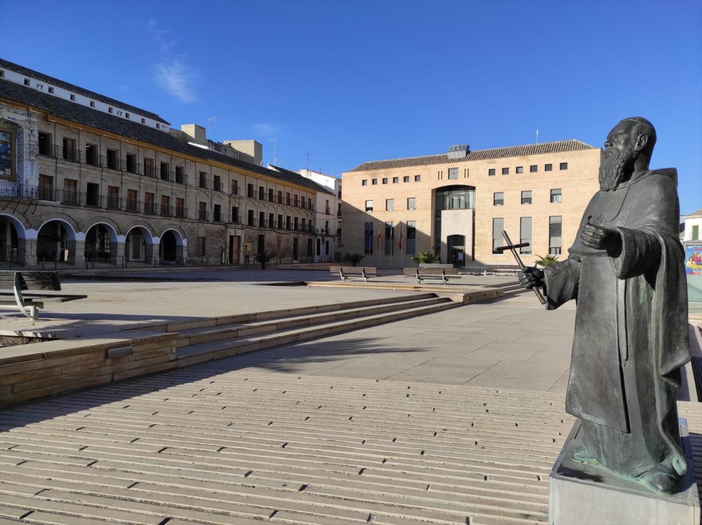Plaza de la Constitución de Baena con el ayuntamiento al fondo. - AI
