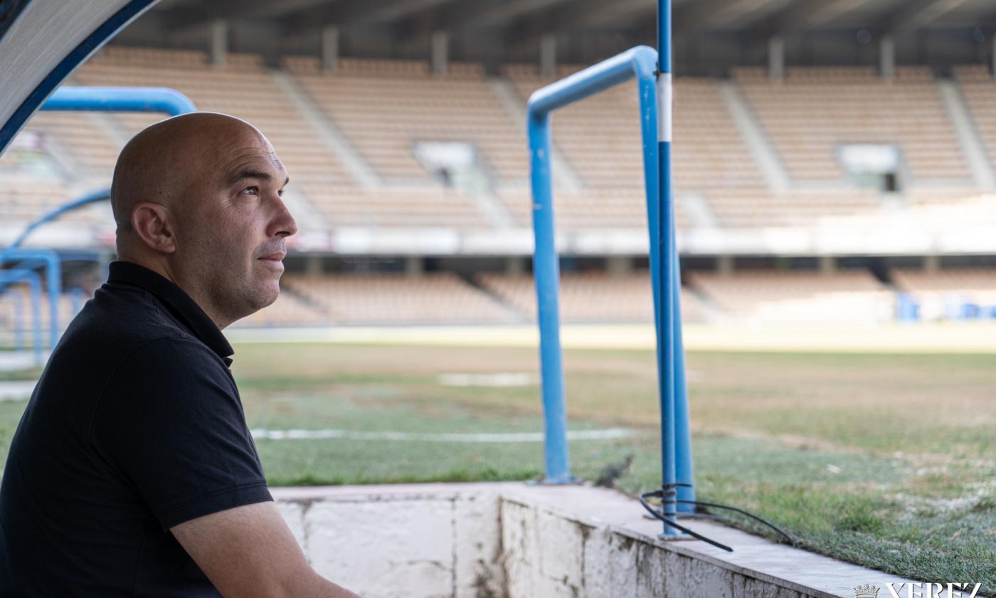 Diego Galiano, en el banquillo de Chapín. - Xerez CD