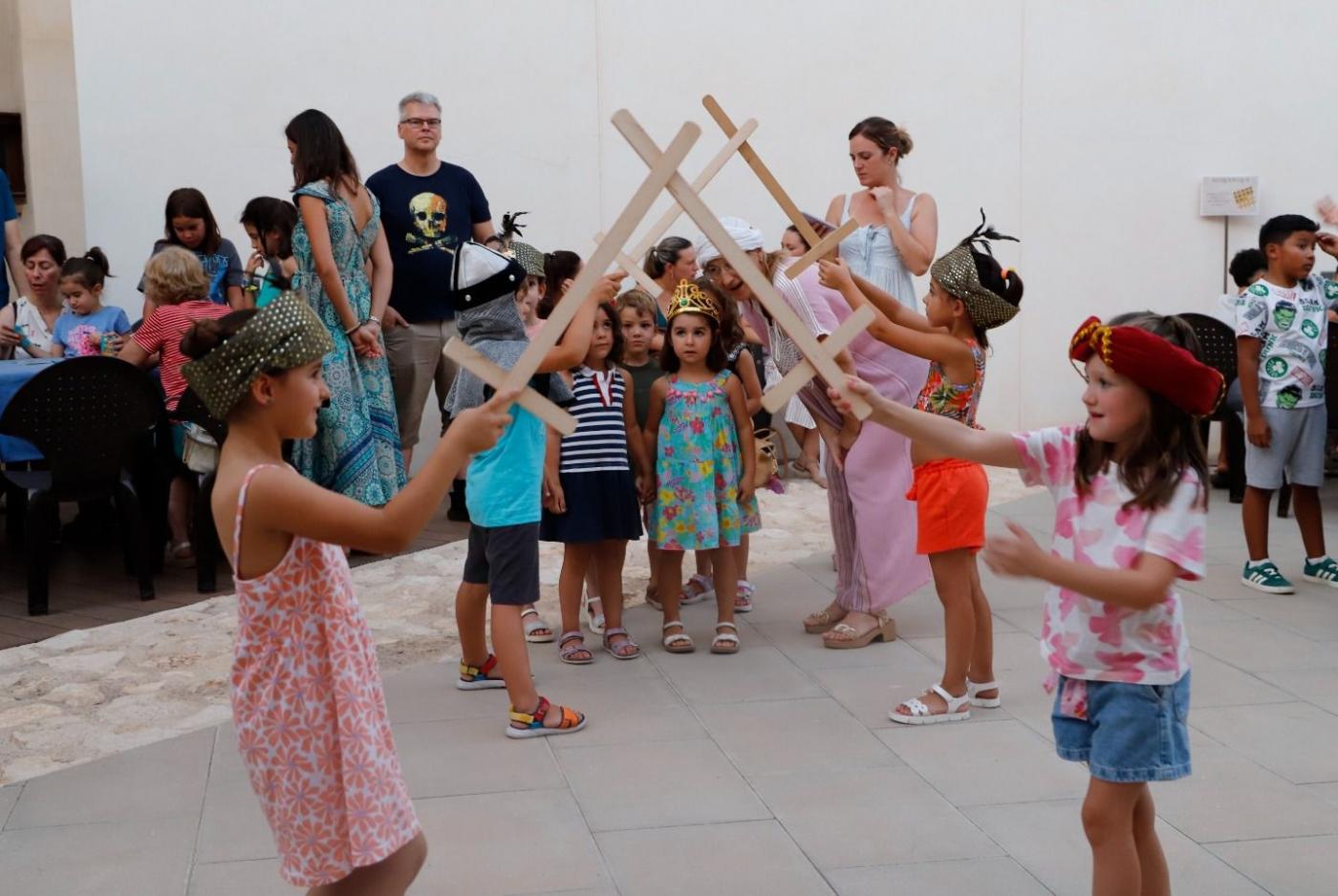 Huétor Tájar enseña a sus niños cómo se jugaba en la época nazarí 