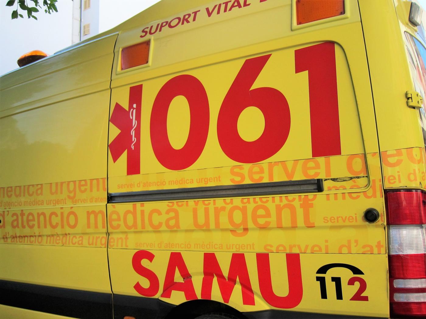 Un joven permanece grave en la UCI tras precipitarse desde un parking de un supermercado