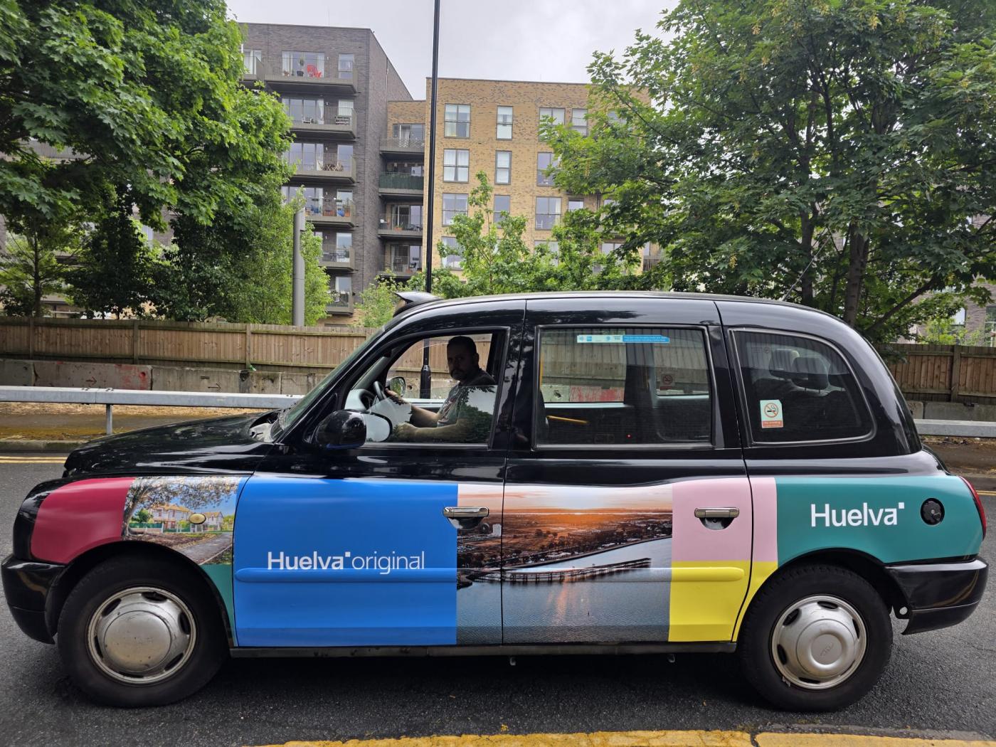 Exterior de un taxi de Londres con publicidad de Huelva. - AYTO