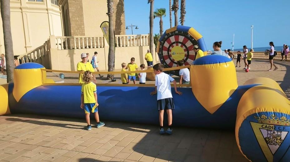 'Playas Azules y Amarillas' une deporte y reciclaje en su parada en Chipiona