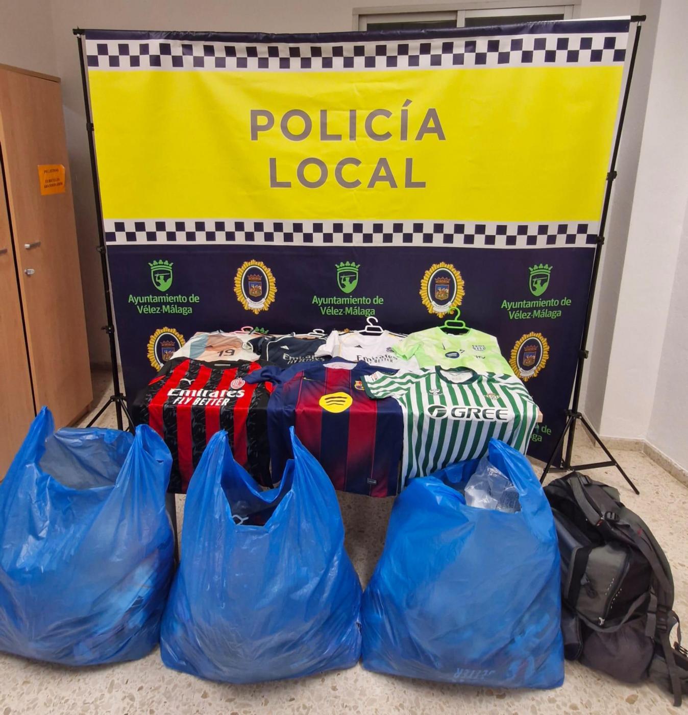Falsificaciones incautadas por la Policía. - Ayuntamiento Vélez-Málaga