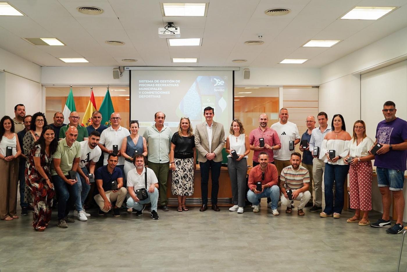 La Diputación entrega 30 PDAs a municipios para modernizar el acceso a piscinas 