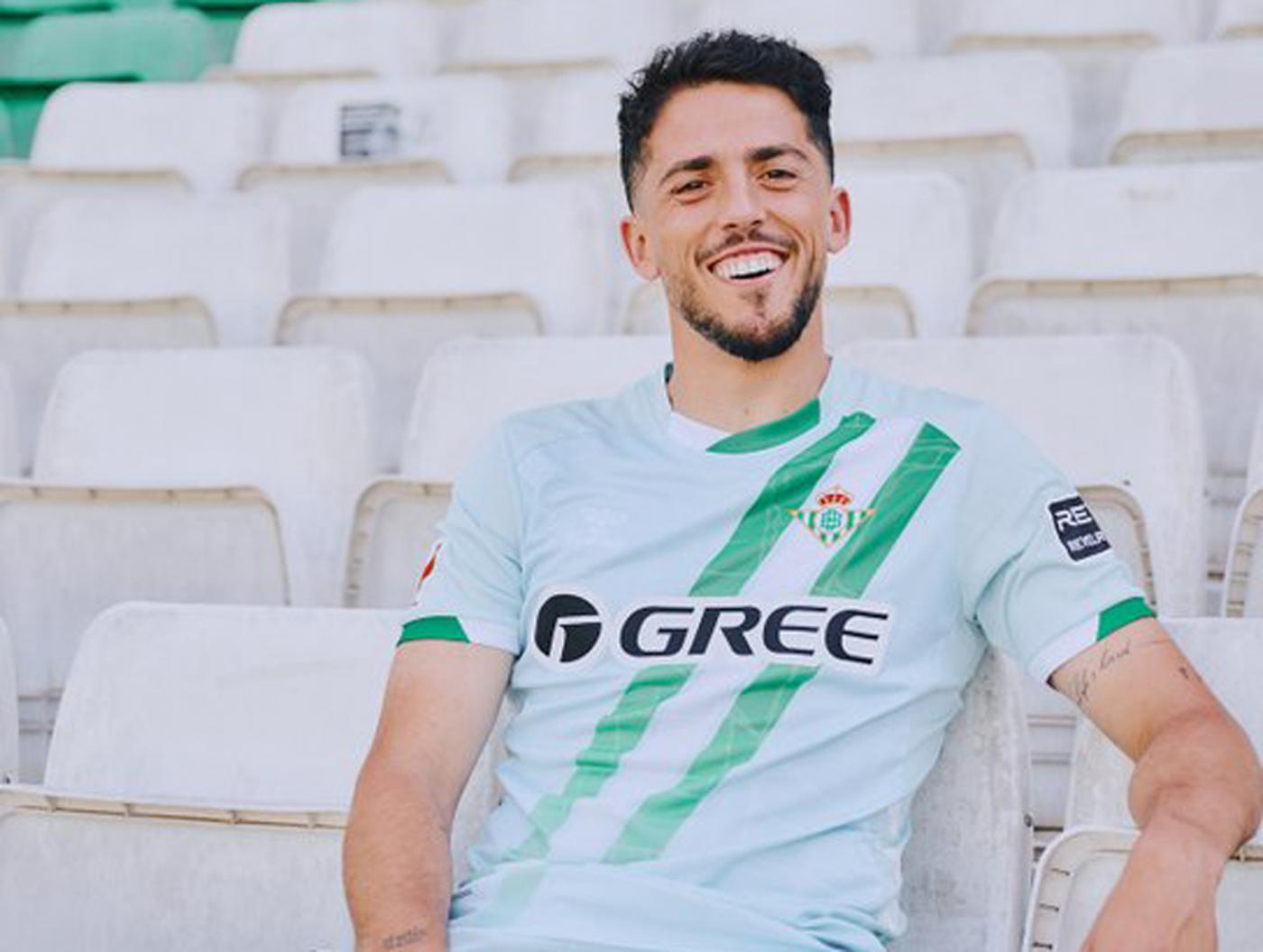 El Real Betis desvela su segunda camiseta con homenaje al barrio de Heliópolis