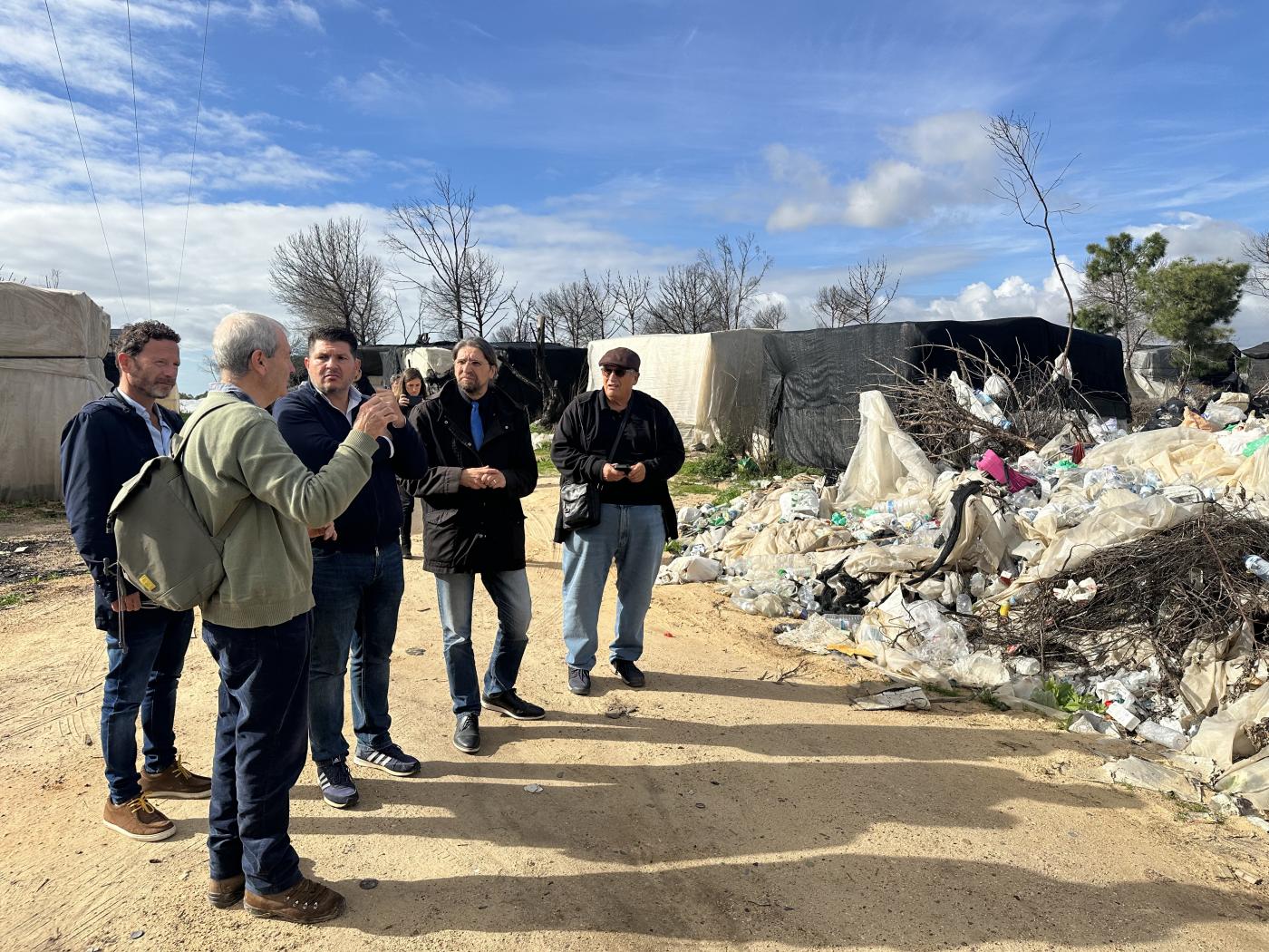 Visita del diputado de Sumar Francisco Sierra a un asentamiento. - VH
