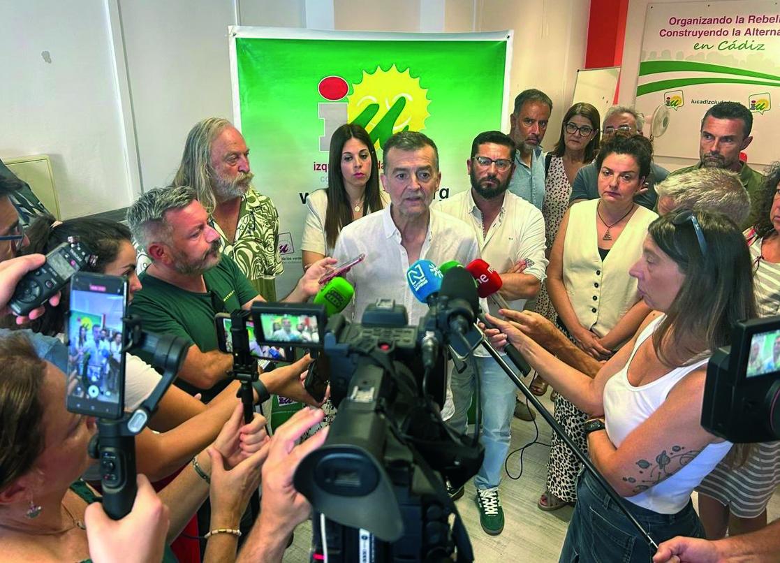 IU carga contra la Junta por los recortes en la sanidad