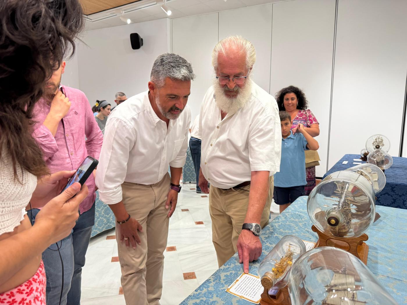 El roteño Joaquín Bejarano presenta su nueva exposición 'Barcos en botella y dioramas'