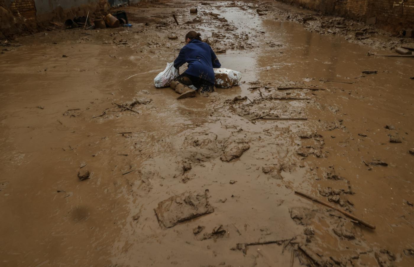 Una mujer se cae en el barro. - Europa Press.