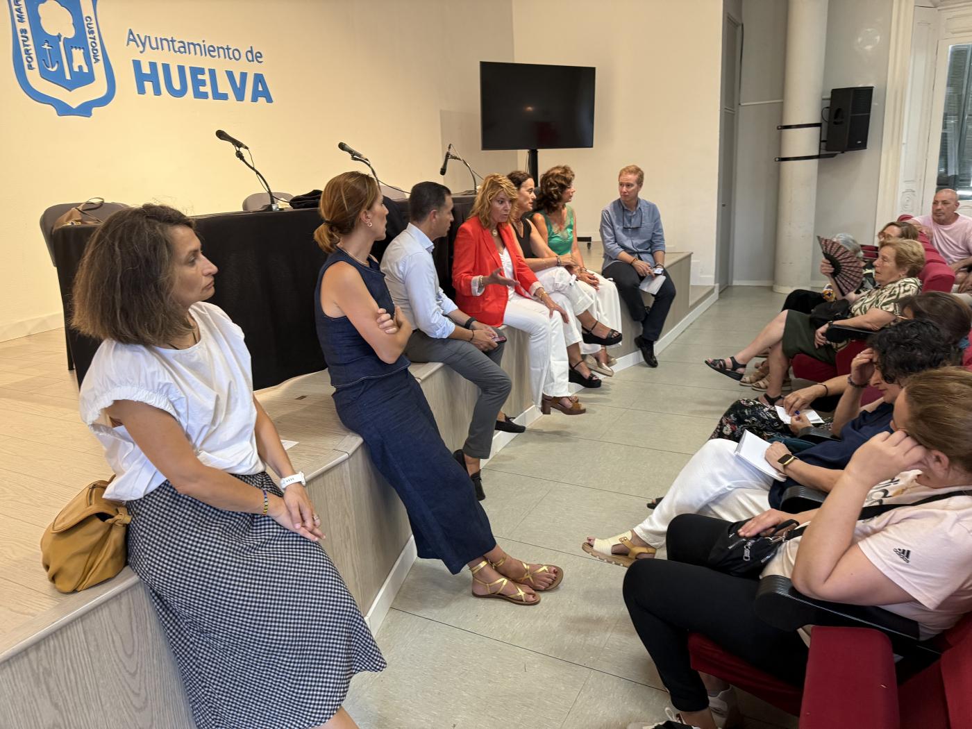 Reunión con los vecinos de la Casa Grande. - VH