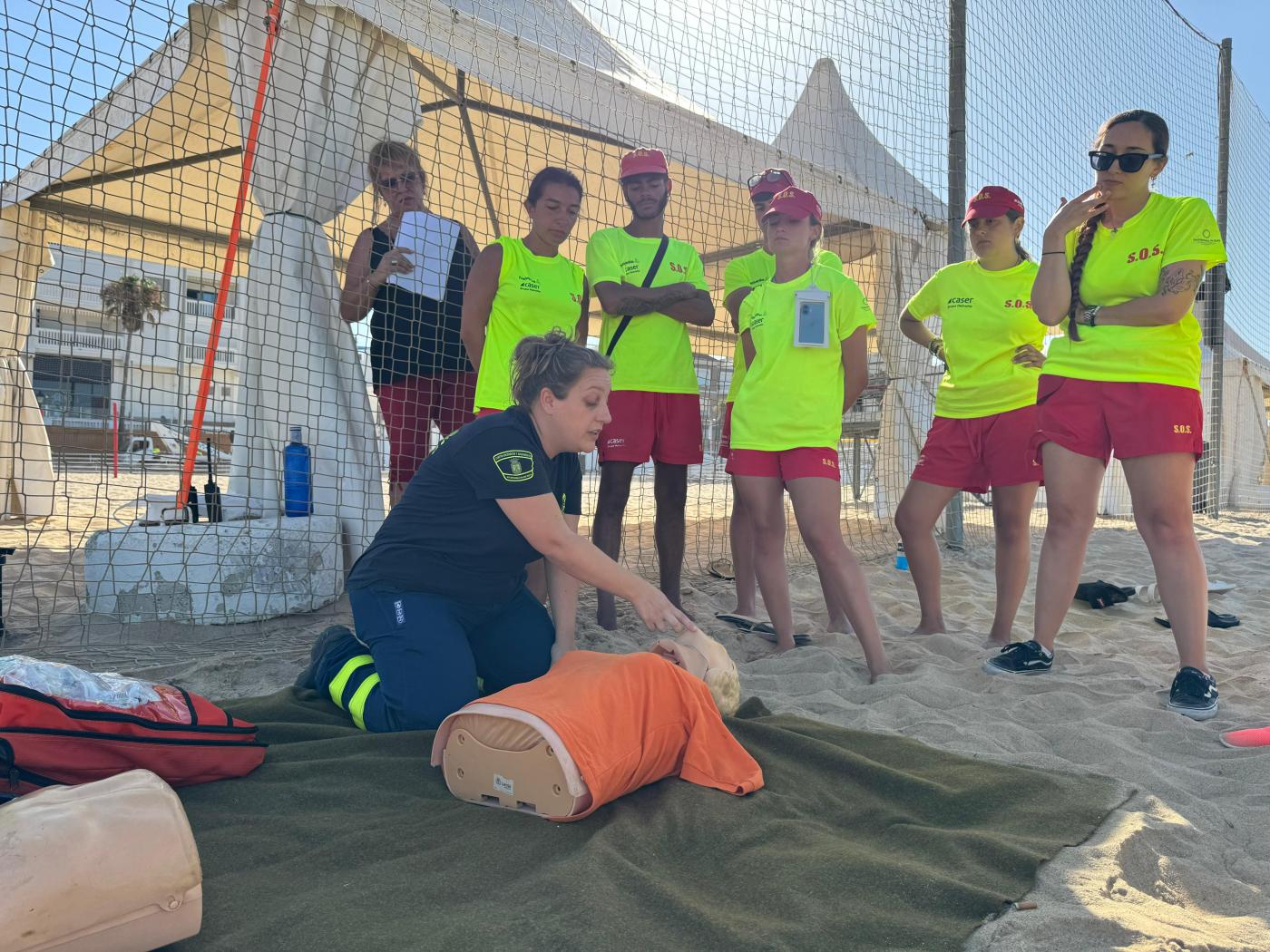 Protección Civil realiza prácticas para optimizar los protocolos de actuación en la playa