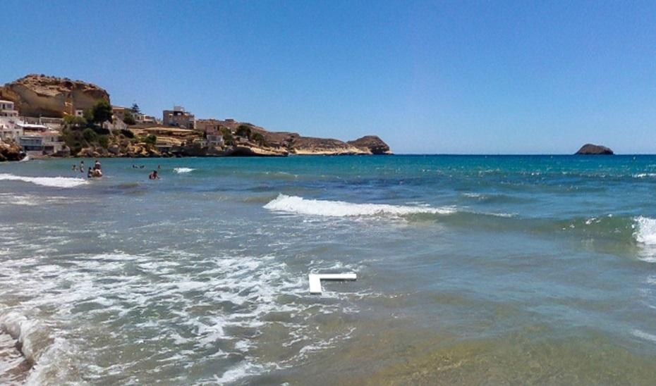 Muere un joven tras lanzarse al mar desde una roca en una playa de Pulpí 