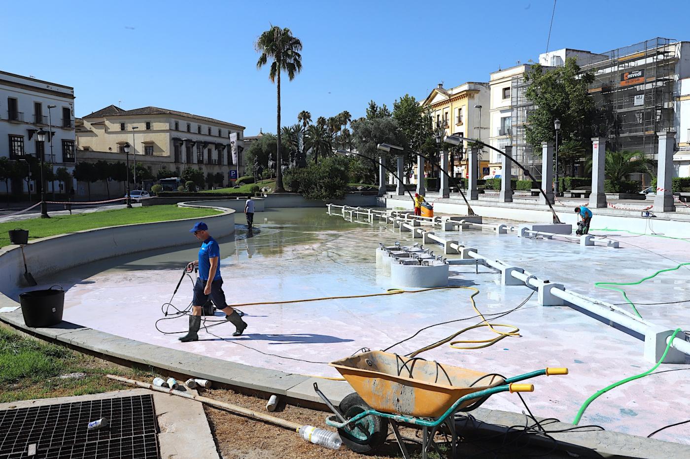 La fuente del Mamelón renueva su lámina de agua para 'refrescar' el ambiente